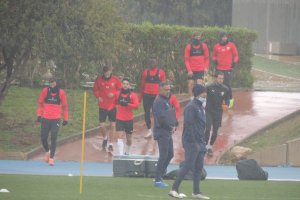 Los jugadores saltando al césped este jueves por la mañana.