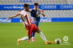 El lateral valenciano en una jugada ante el Sabadell en la Nova Creu Alta.