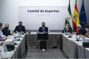 El presidente de la Junta, Juanma Moreno, durante una reunión del Comité de Expertos.