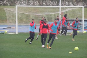 Entrenamiento bajo la lluvia de la plantilla rojiblanca.