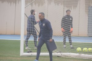 José Gomes en un entrenamiento pasado por agua.