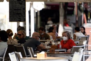 Los bares andaluces tendrán que dejar de atender a la clientela a las 18 horas.