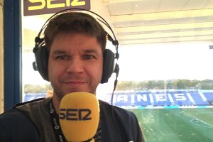 Óscar Egido en la cabina de la Cadena SER en Butarque.