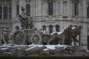 La Cibeles, cubierta por la nieve.
