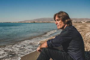 El terapeuta José Escánez, en la playa de El Alquián. Foto: Daniel Ortega