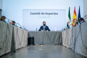 Juanma Moreno preside la reunión del Comité de Expertos.