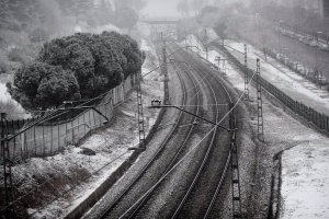 La nieve cubre las vías del tren en Madrid.