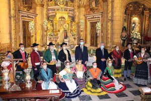El alcalde y el presidente de la Gestora de la Hermandad con la Agrupación Folklórica Alcazaba.