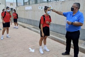 Las jugadoras del Almería llegando al Estadio.