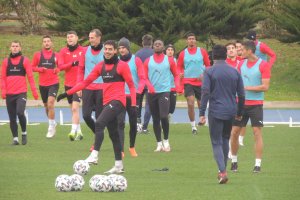 Al mal tiempo, buena cara.