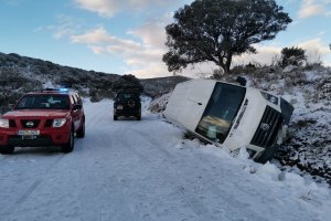 Los Bomberos rescataron a una madre y su hija tras volcar por la nieve