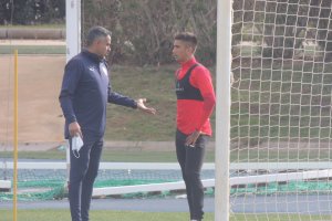 José Gomes habla con Cristian Olivera.