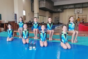 Equipo GAF La Salle posando con sus trofeos.