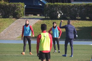 José Gomes habla con Juan Villar y Juan Gutiérrez.