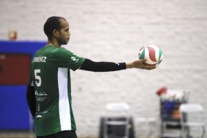 El jugador ahorrador preparado para el saque.