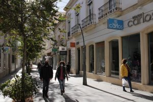 Viandantes por una céntrica calle de Almería.