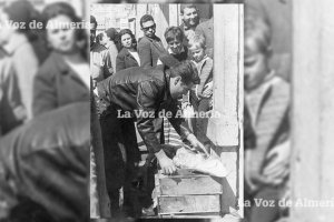 Federico Beltrán Martínez, el Federo, abriendo una pieza en la puerta de la plaza antigua del pescado, en la calle del Obispo Orberá.