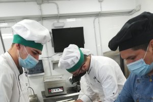 Trabajo conjunto para dar de comer a las futbolistas.