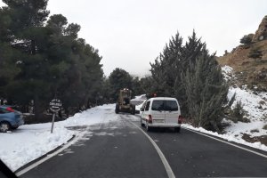 La Diputación mantiene activo el dispositivo para limpiar de nieve las carreteras