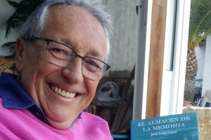 José Luis Cano con su obra ‘El Almacén de la memoria’.