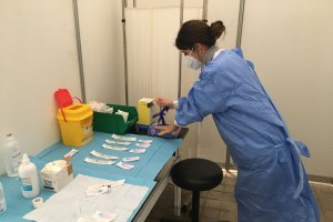 Una sanitaria prepara dosis de la vacuna de Pfizer en el Centro Alborán de la capital.