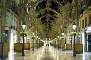 La malagueña calle Larios, durante la Navidad, sin gente por el toque de queda.