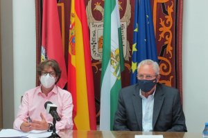 Alfonso Pérez, concejal de Haciendo (izquierda) junto al alcalde, José Carmelo Jorge Blanco.