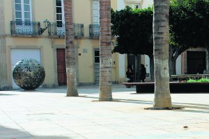 La renovada plaza, con excrementos.