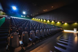 Interior de una de las ocho salas de cine de Monumental.