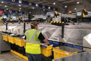 Una operaria de Correos trabaja en la clasificación de paquetes.