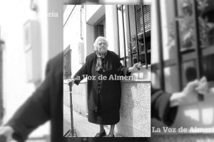 Juana era una mujer muy querida en el barrio de Regiones. Los vecinos le rindieron un homanaje allá por el año 2008, cuando era la abuela del barrio.