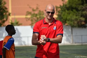 kike Burgos con sus futbolistas de La Mojonera.