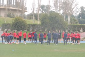 Charla de José Gomes para iniciar el entrenamiento de este miércoles.