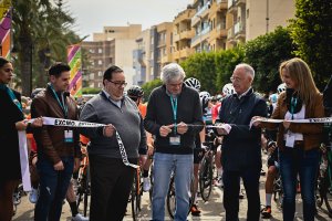 José Manuel cortando la cinta en la salida de la pasada edición.