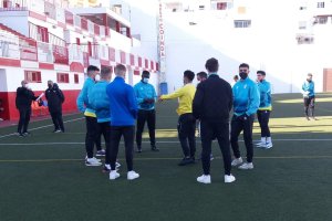 Los jugadores del Berja en el campo del Coín.