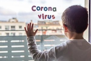 Un niño mira por la ventana.