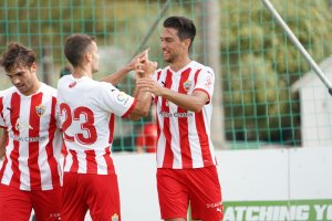 Juan Ibiza celebrando su gol a la Balompédica Linense este verano.