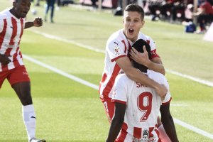 Corpas abraza a Sadiq en el primer gol frente al Alavés.