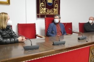 Manuel Cortés en la sala de plenos del Ayuntamiento de Adra.