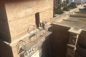 El andamio se ha anclado junto a la Puerta de los Perdones.