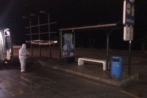 Limpieza nocturna en las calles de Mojácar.