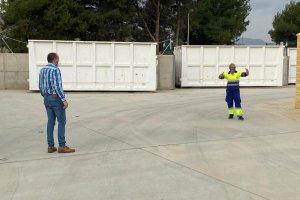 El concejal David Siles durante una visita al punto limpio.