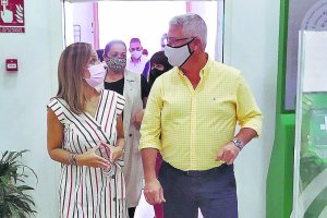 El alcalde de Huércal, Ismael Torres, junto a la delegada del Gobierno de la Junta en Almería, Maribel Sánchez