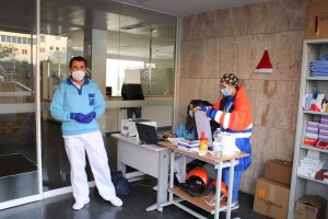 Personal sanitario en la Bola Azul en la realización de las pruebas.