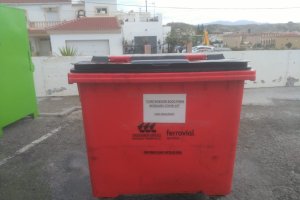 Contenedor rojo en el que deben depositarse los deshechos de contagiados de Covid-19.
