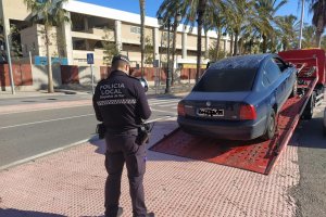 Grúa procediendo a la retirada de un taxi pirata.