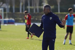 José Gomes hablando con el equipo en el entrenamiento.