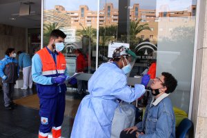 Un joven se somete a un test de PCR en la Bola Azul.