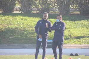 Gomes hablando con uno de sus ayudantes en el Anexo.