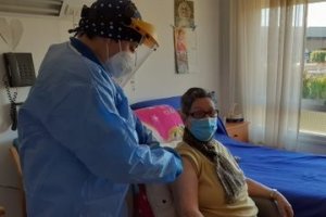 Remedios, la primera usuaria de una residencia de Almería que recibió la segunda dosis.